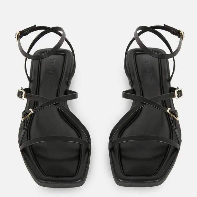 Sandalias con tiras y hebillas