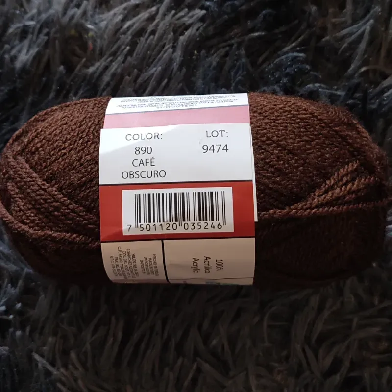 Estambre color café oscuro