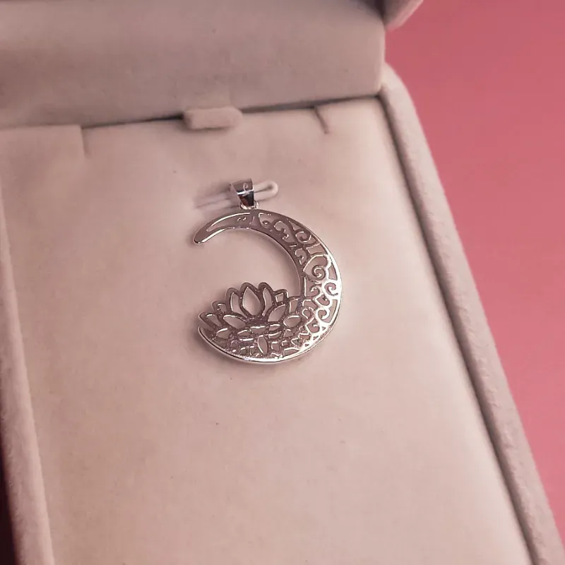 Dije Luna con flor de loto