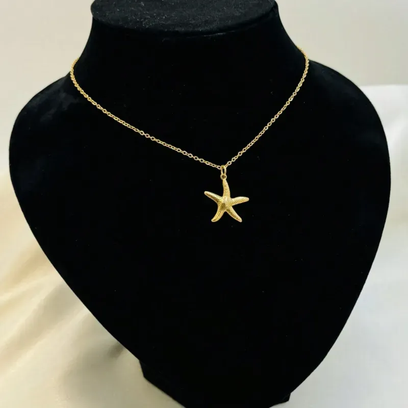 Collar con estrella de mar dorado