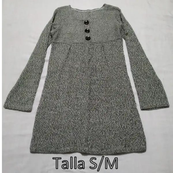 Vestido gris bordada con botones.