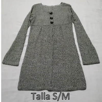 Vestido gris bordada con botones.
