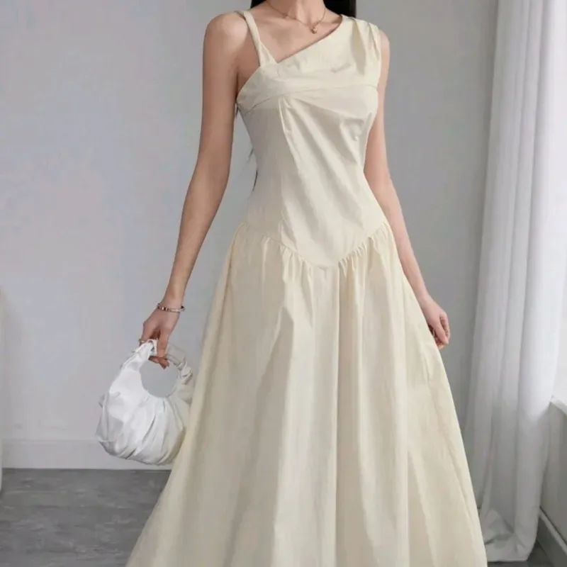 Vestido crema largo.