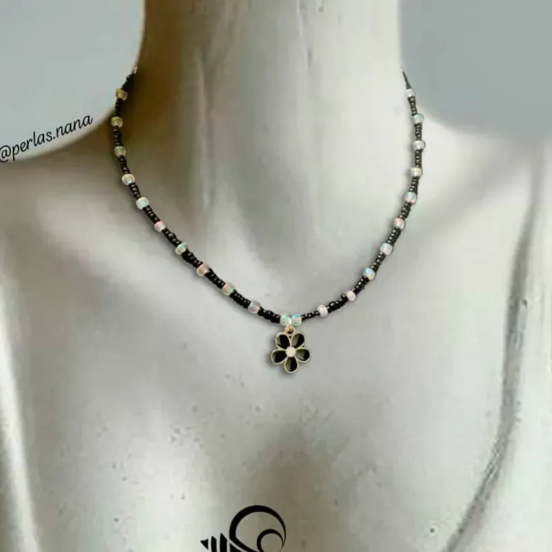 Collar de cristal + flor negra