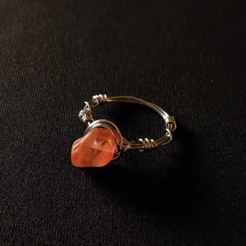Anillo alambrado con piedra semipreciosa