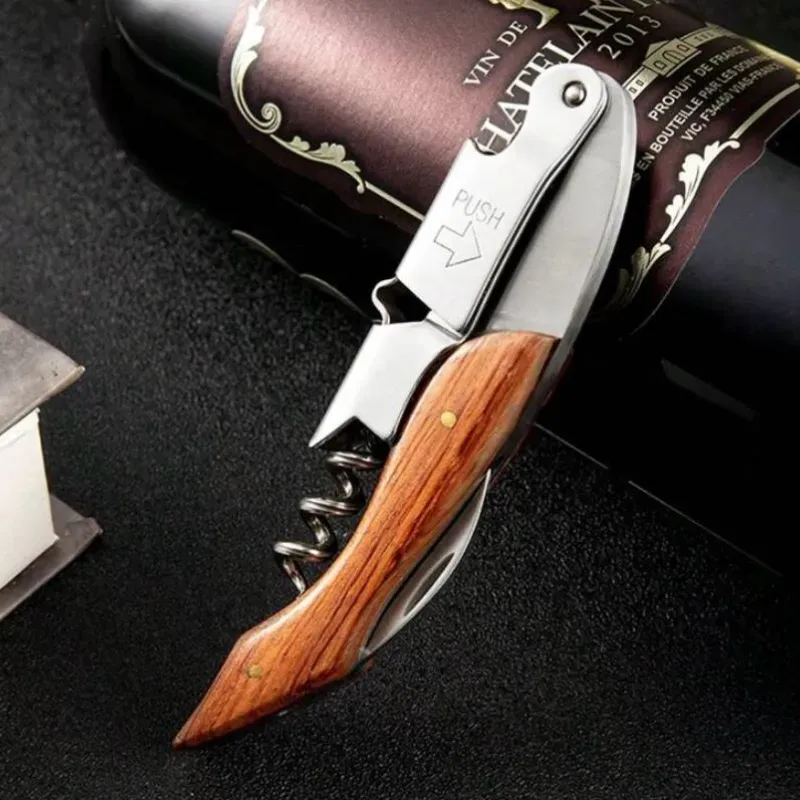 Sacacorchos reforzado con mango de madera.