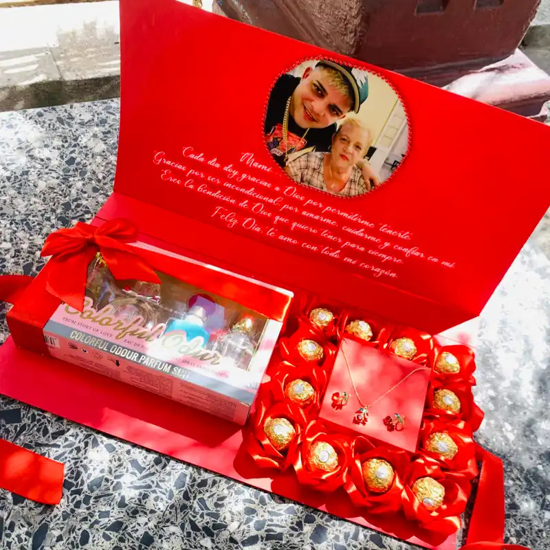 Caja con perfumes y joyas