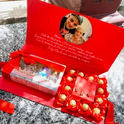 Caja con perfumes y joyas