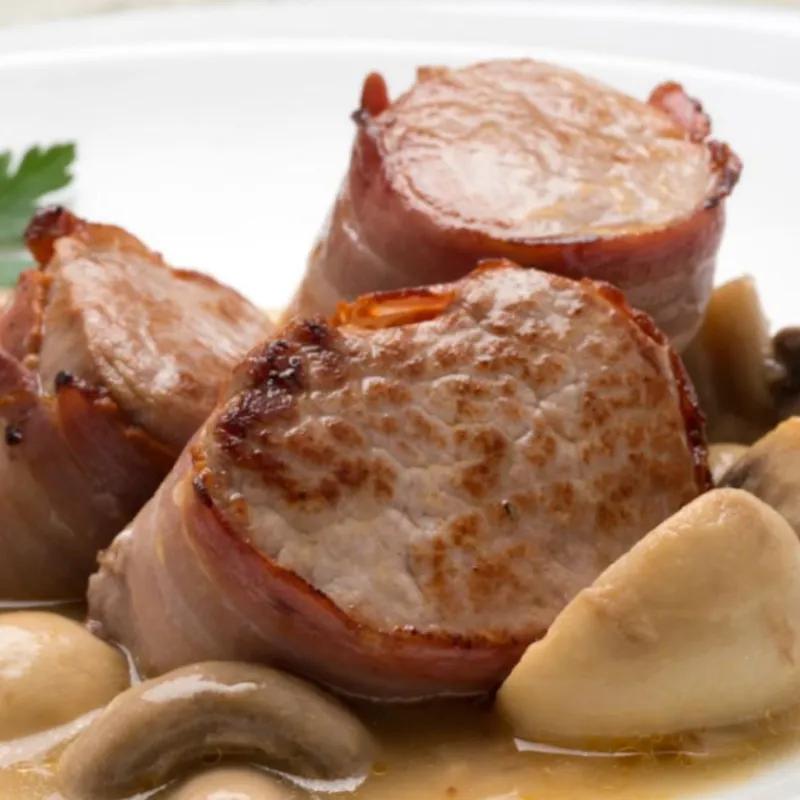 Solomillo de cerdo con salsa de hongos y fritos secos