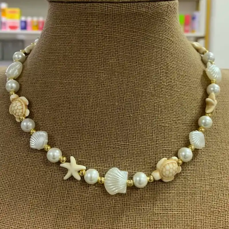 Collar con accesorios de verano