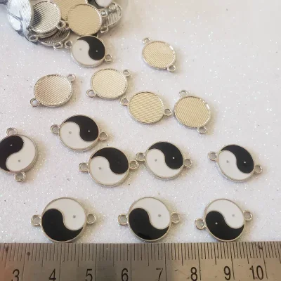 Conector con argollitas en forma de ying yang