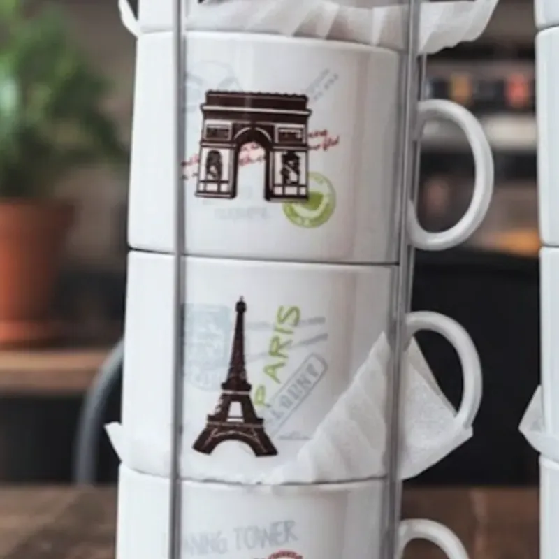 Taza de porcelana con base