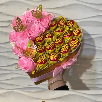 Caja de regalo con bombones en forma de corazón