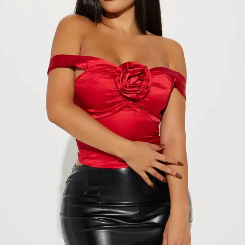 Blusa roja con rosa