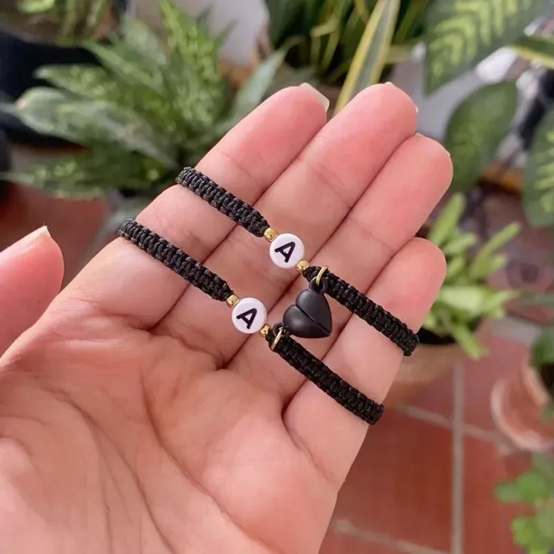 Pulseras de pareja tejida con iniciales y corazon imantado