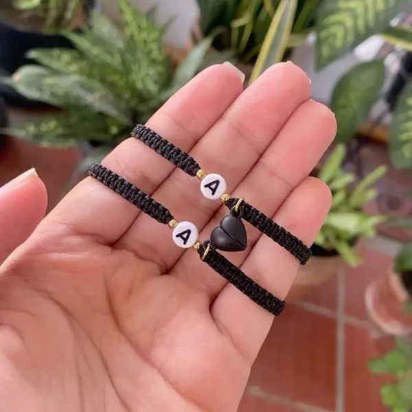 Pulseras de pareja tejida con iniciales y corazon imantado