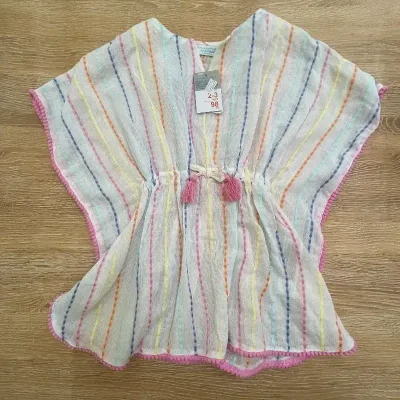 Pareo de playa con líneas de colores