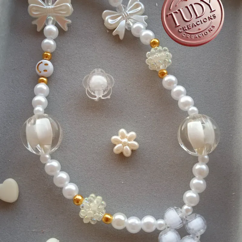 Colgante para celular blanco y dorado