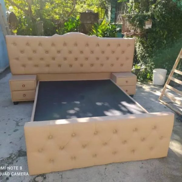 CAMA CON PIELERA Y MESITAS