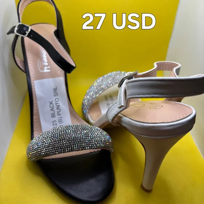 Tacones con diseño de pedrería con tacón fino