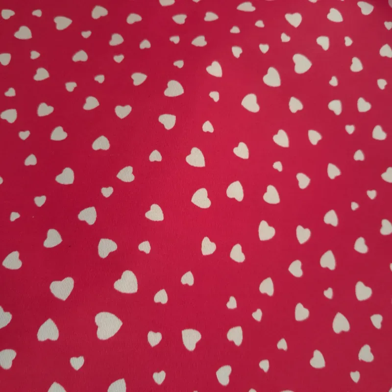 Tela roja corazónes blancos chicos