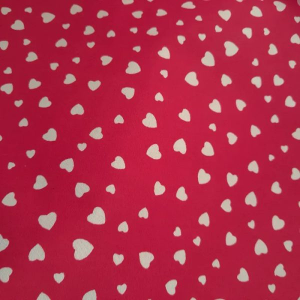 Tela roja corazónes blancos chicos