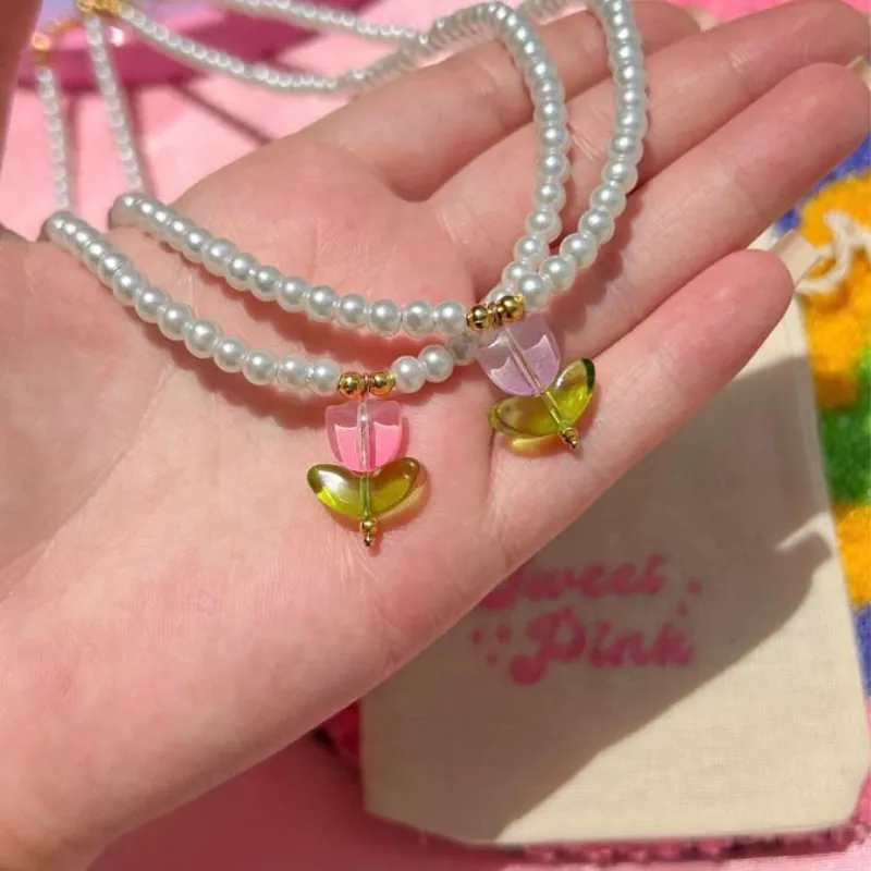 Collar de perlas blancas con dije de tulipán