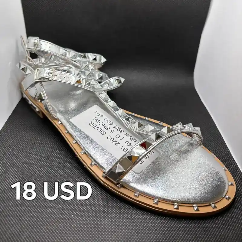 Sandalias con tachuelas de piramides