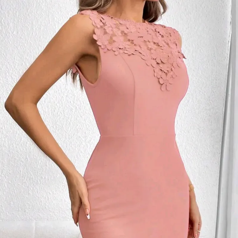  Vestido corto con calado — Rosado