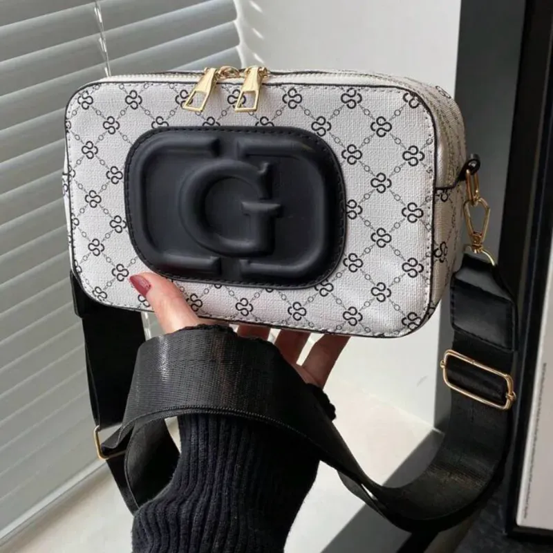 Cartera blanca y negra