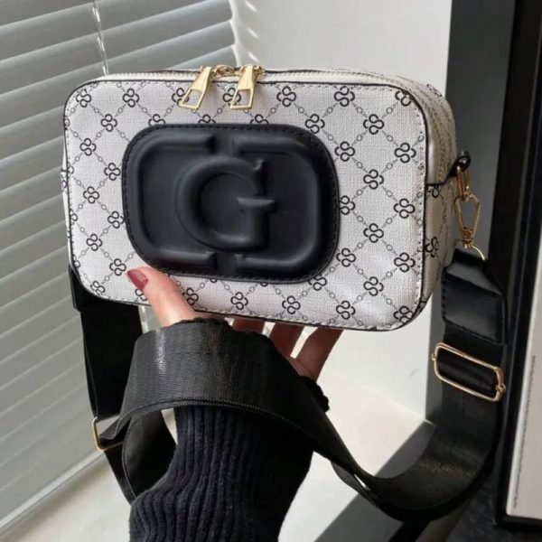 Cartera blanca y negra