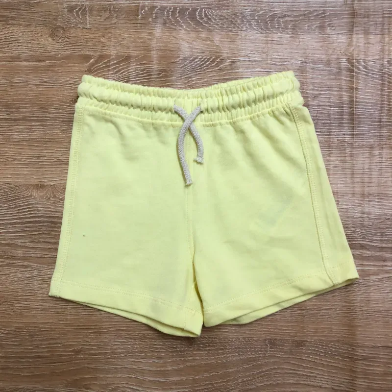 Short de felpa color amarillo