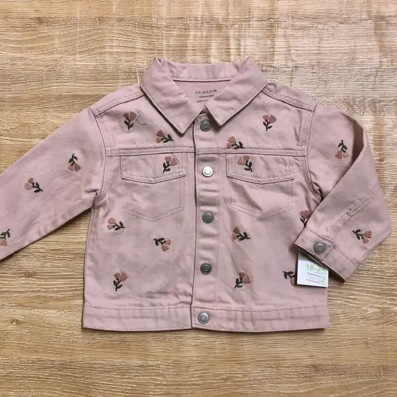 Chaqueta rosada con flores bordadas