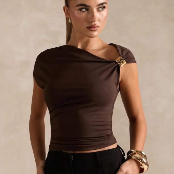 Blusa marrón con detalle dorado