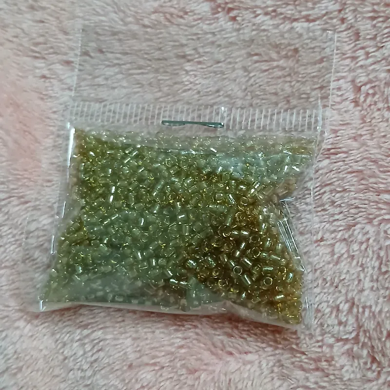 Mostacillas doradas transparentes