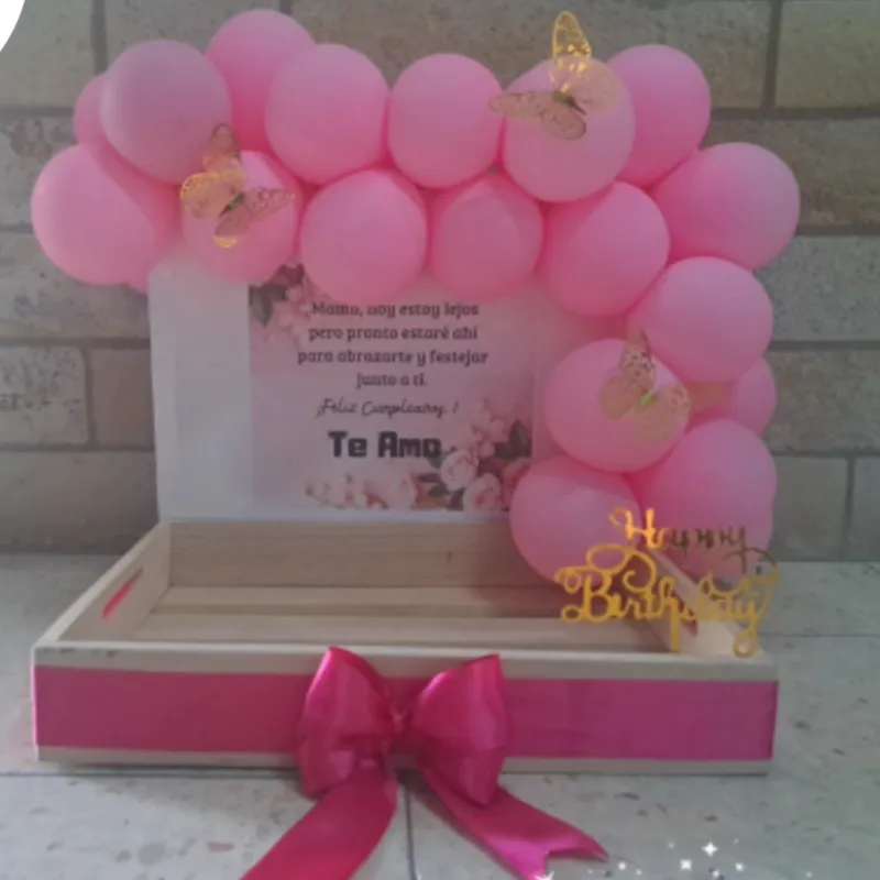Caja con globos rosa