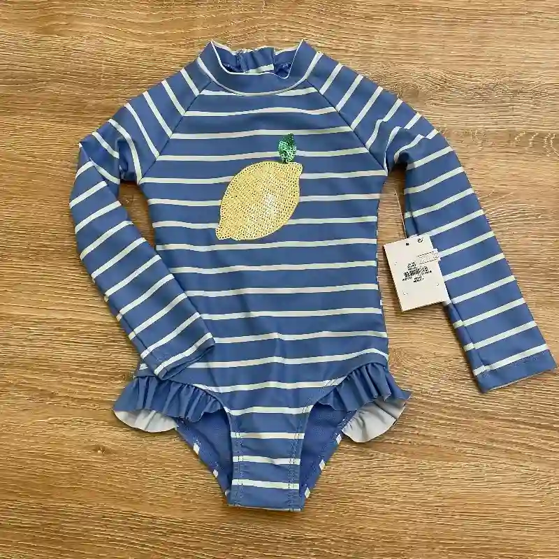 Trusa de mangas largas con limón en el centro