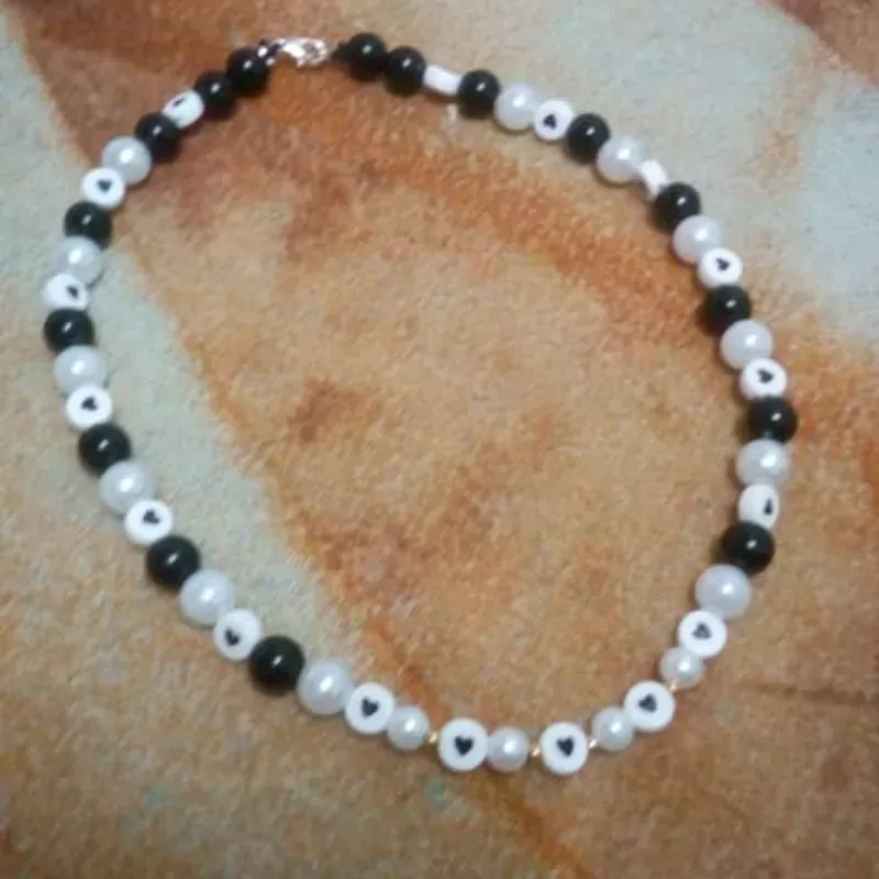Collar de perlas blanco y negro✨