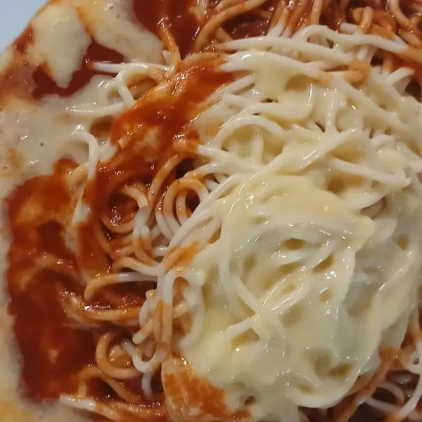 Espaguetis de queso procesado