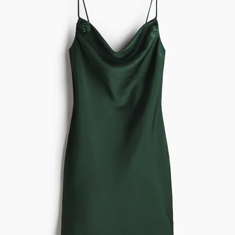 Vestido verde H&M satinado con detalle de flor