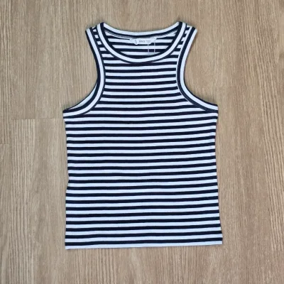 Top azul oscuro con rayas blancas