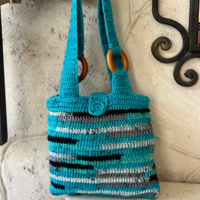 Bolso mini azul con asa de madera 1