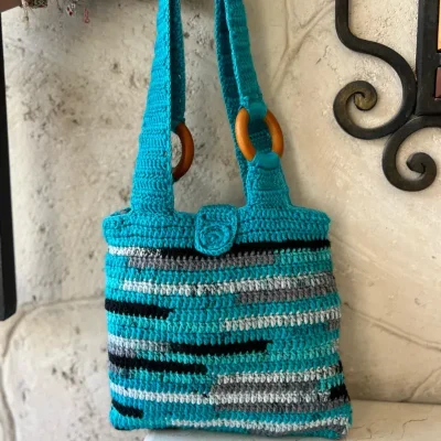 Bolso mini azul con asa de madera 1