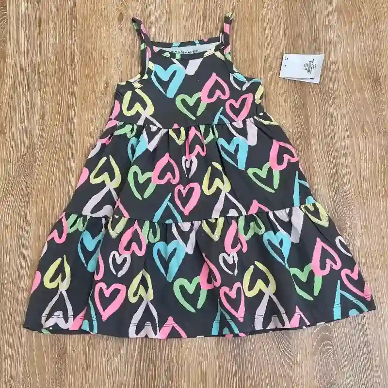 Vestido de tirantes con corazones