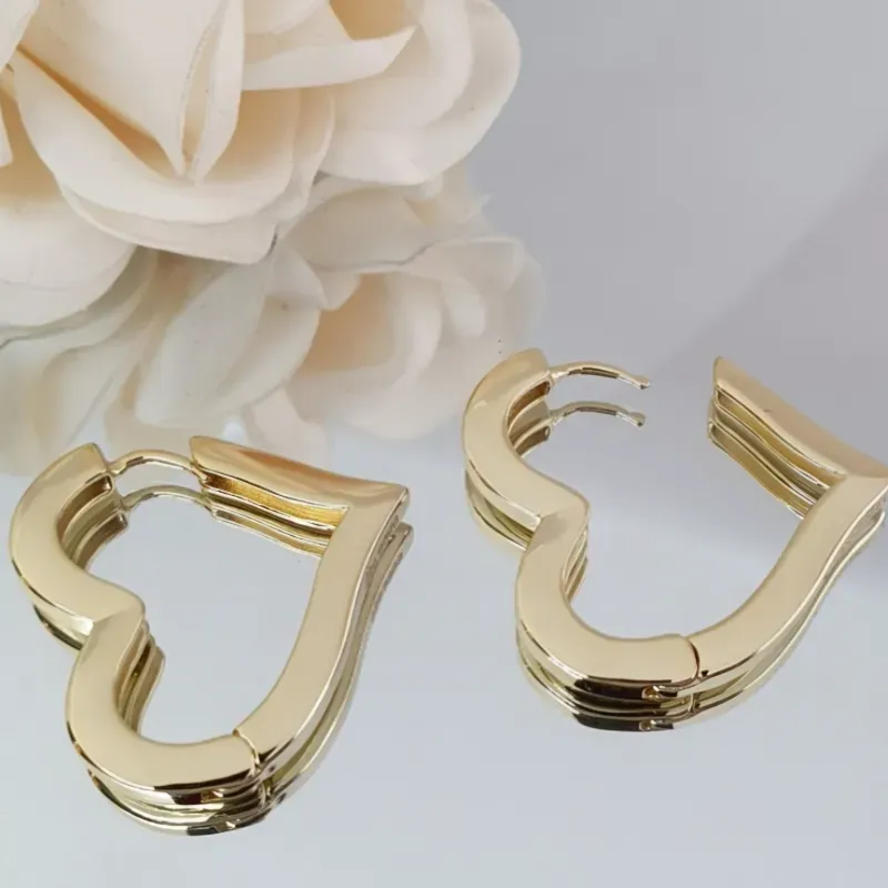 Aretes en forma de corazón 