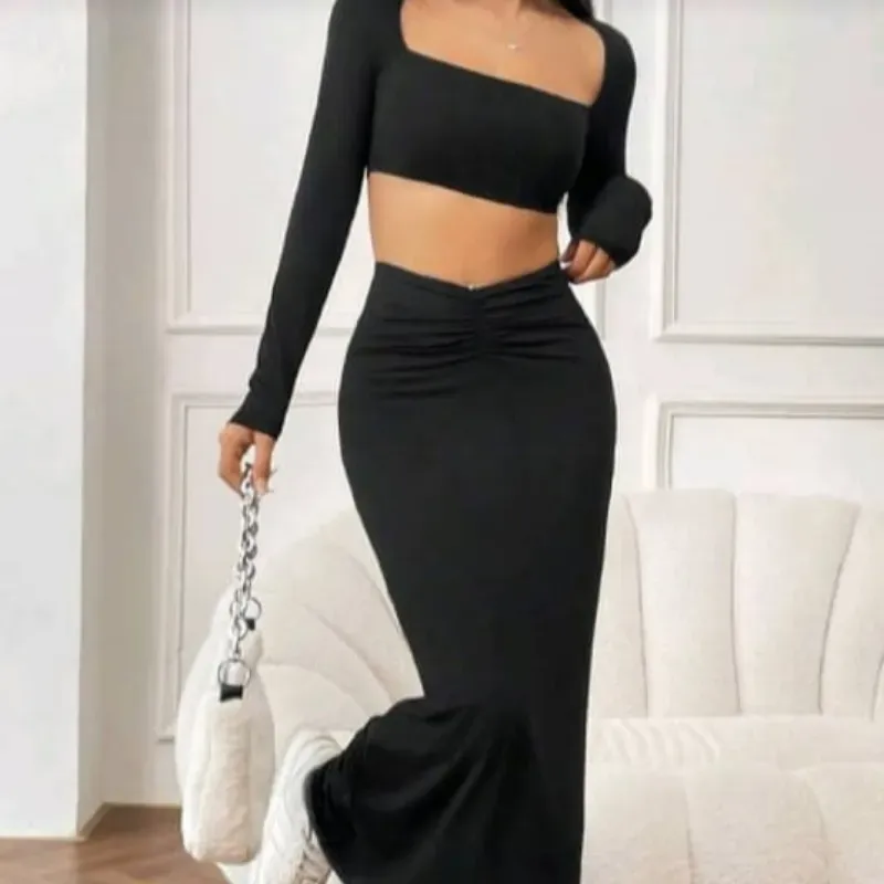 Conjunto negro de saya larga y blusas mangas largas