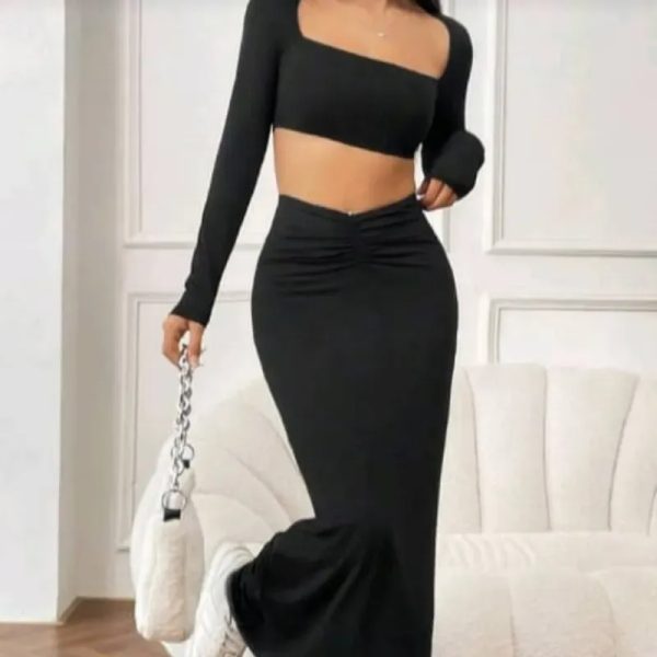 Conjunto negro de saya larga y blusas mangas largas