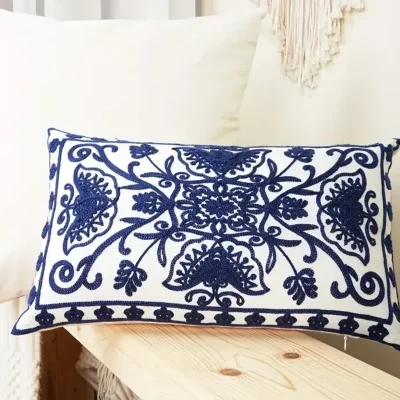 Cojín Azul bordado a relieve horizontal