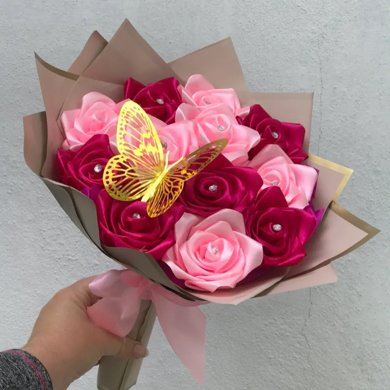 Ramo de Rosas Eternas Pequeño