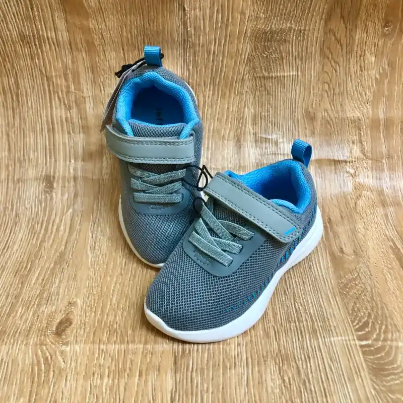 Tenis color gris y azul